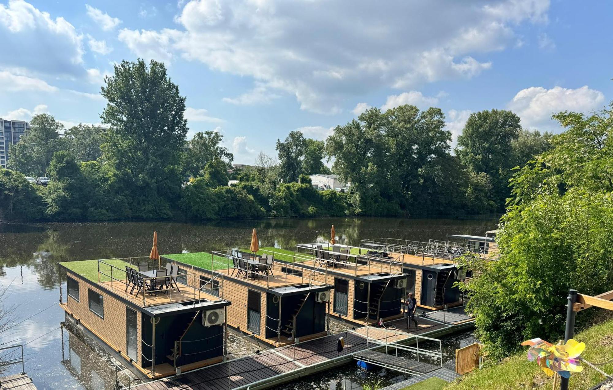 Botel Bay Houseboats